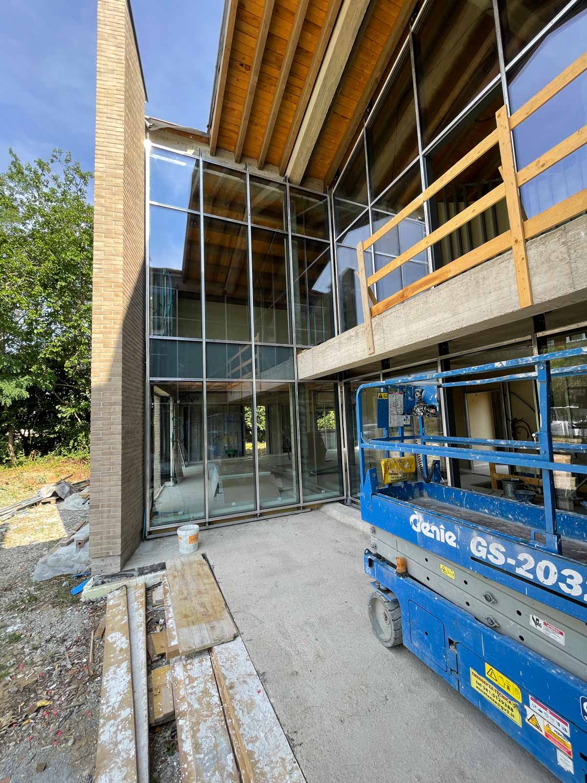 Gestione facciate e vetrate villa moderna con piattaforma aerea - Archicontractor